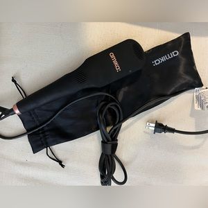 Amika Heated straightening brush